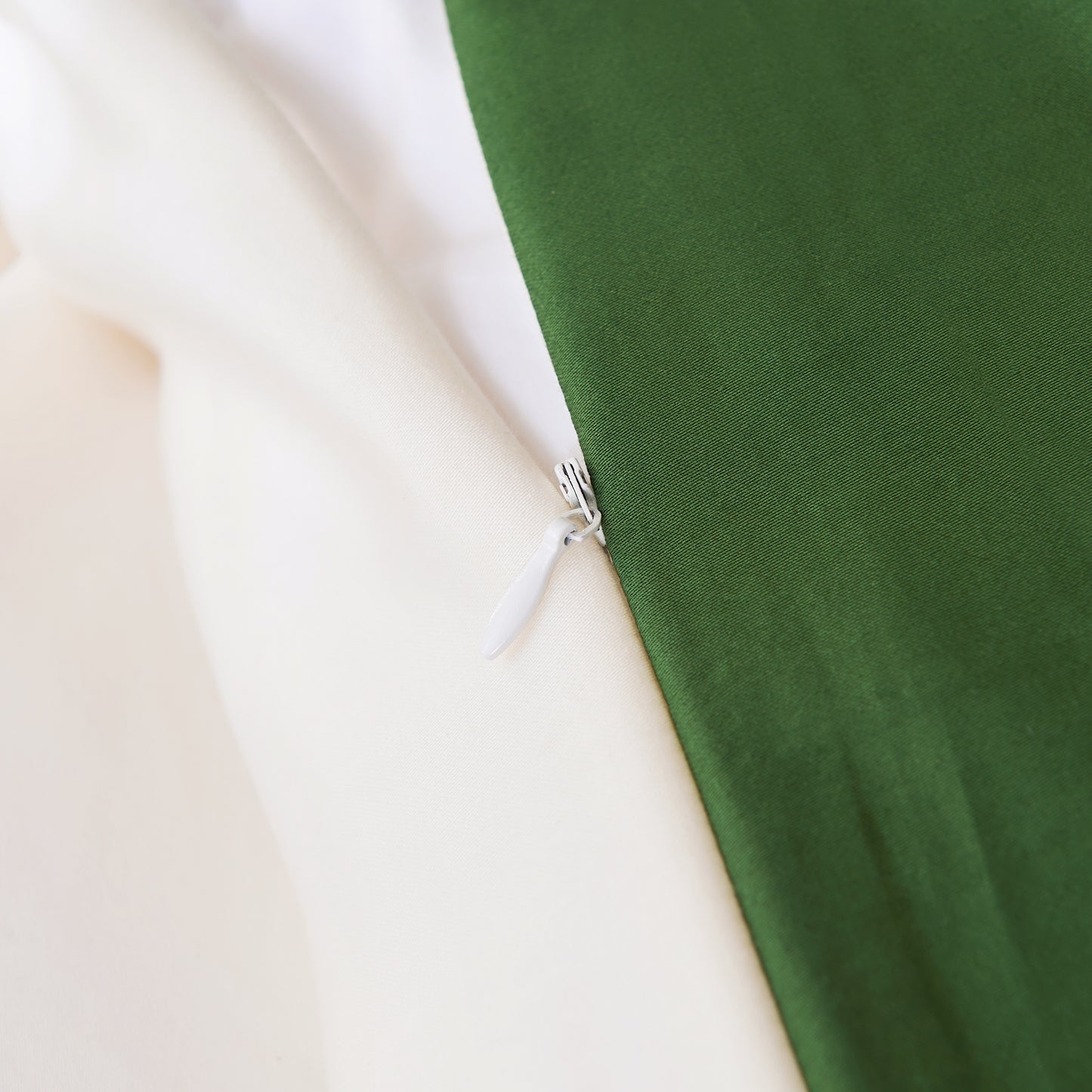 Signature 100% Long-Staple Cotton Duvet Cover – White & Palm Leaf Green